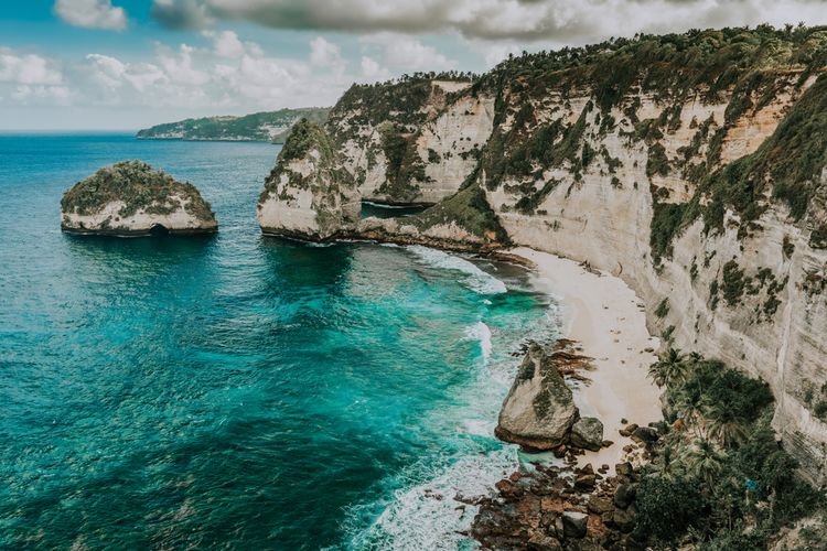 4 Pantai Terindah di Indonesia, yang Wajib Kalian Kunjungi